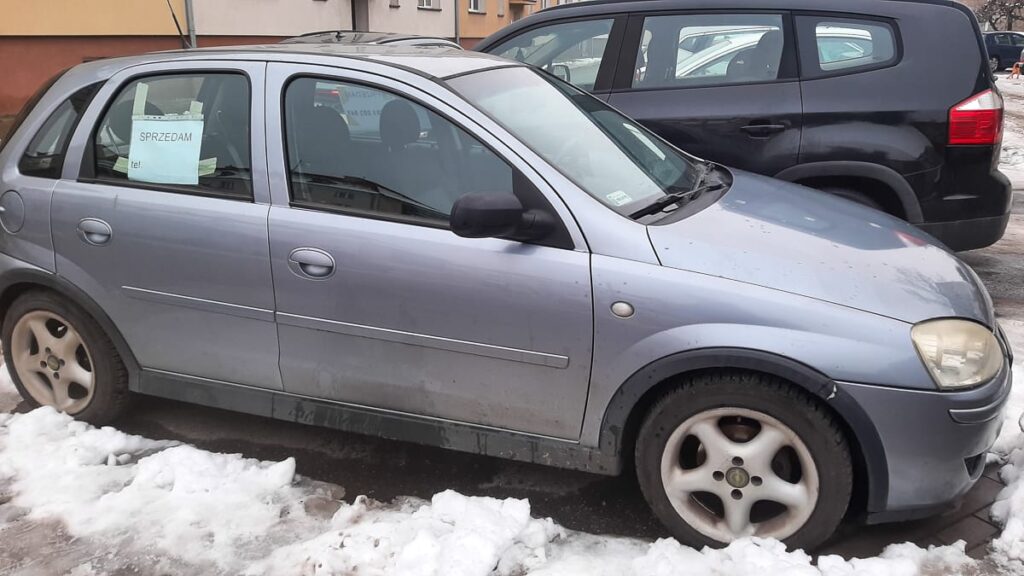 Parking przy przychodni w Ostródzie zamienia się w komis? Pacjenci mają dość 4 Parking Autokomis