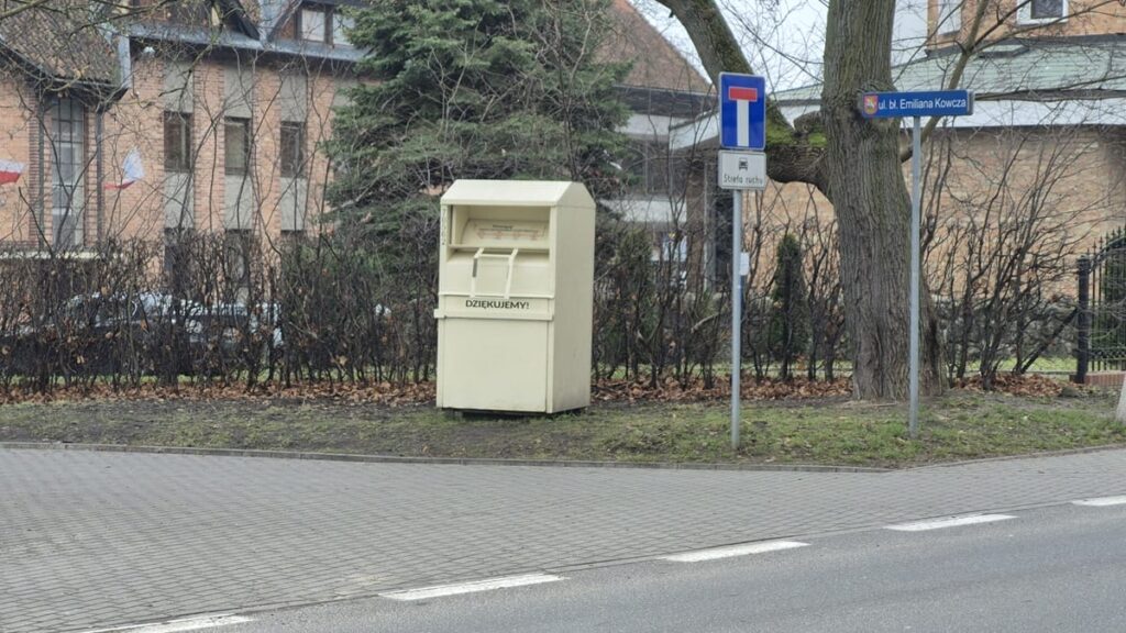 Pojemniki PCK na ubrania znikają z Ostródy 15 Pojemniki PCK na ubrania znikają z Ostródy