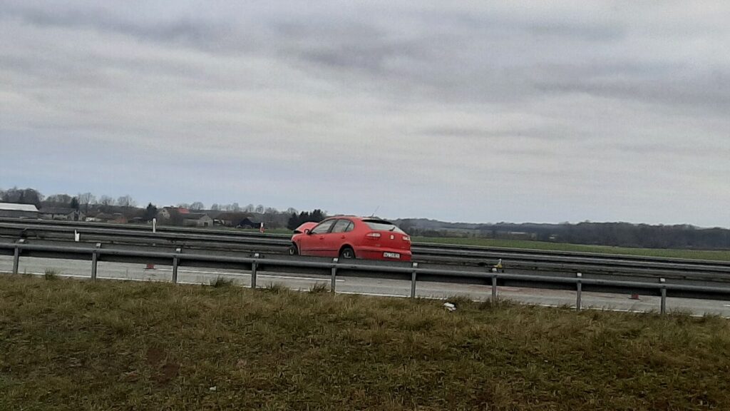 Osobówka uderzyła w bariery w Liksajnach w gminie Miłomłyn 6 Osobówka Uderzyła W Bariery W Liksajnach W Gminie Miłomłyn