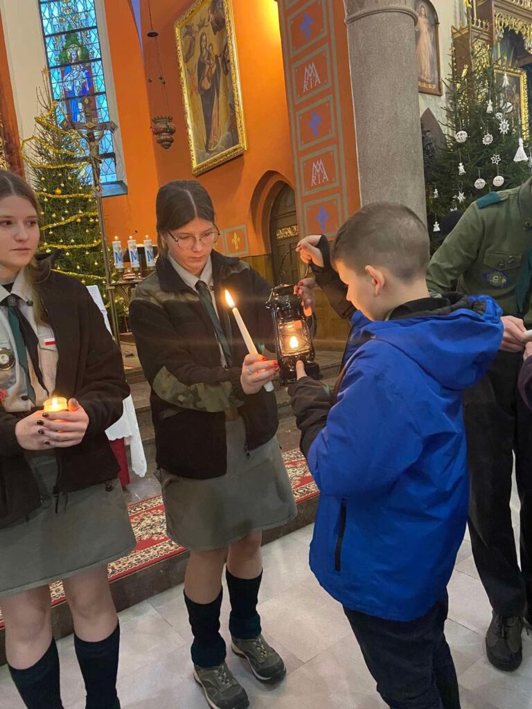Betlejemskie Światło Pokoju w Ostródzie - wiemy kiedy odebrać symboliczny płomień! 3 Betlejemskie Światło Pokoju W Ostródzie - Wiemy Kiedy Odebrać Symboliczny Płomień!