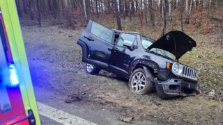 Wypadek na krajowej 16 pod Ostródą. Osobówka w rowie