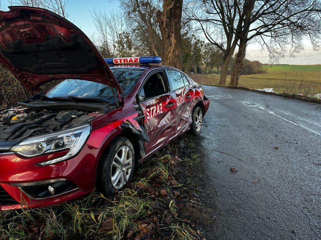 Wypadek w Zajączkowie. Zderzenie ciągnika z radiowozem strażackim! 3 Wypadek W Zajączkach. Zderzenie Ciągnika Z Radiowozem Strażackim!