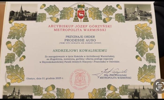 Dokument Potwierdzający Przyznanie Orderu Prodesse Auso. Wyróżnienie Nadane Andrzej Kowalski Przez Józef Górzyński Za Wieloletnie Zaangażowanie W Życie Kościoła Oraz Gorliwą Posługę Organisty W Parafii Świętych Hiacynty I Franciszka W Ostródzie.