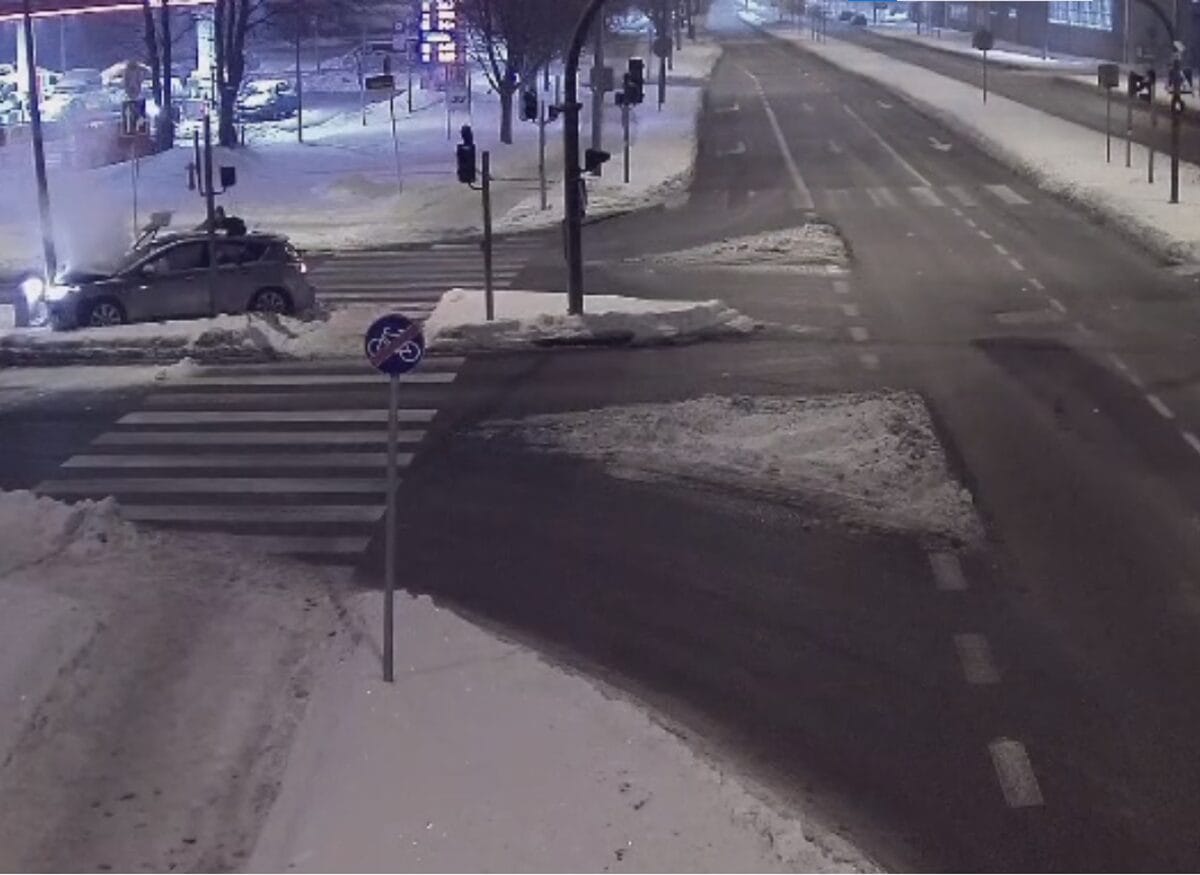 Pijany kierowca w Olsztynie rozbił się o słup i… wpadł prosto w ręce policji! 1 Pijany Kierowca