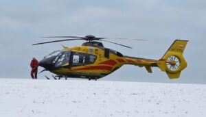 Wypadek między Miłomłynem a Bynowem. Dwoje małych dzieci trafiło do szpitala 24 Wypadek Miłomłyn Bynowo - Lpr