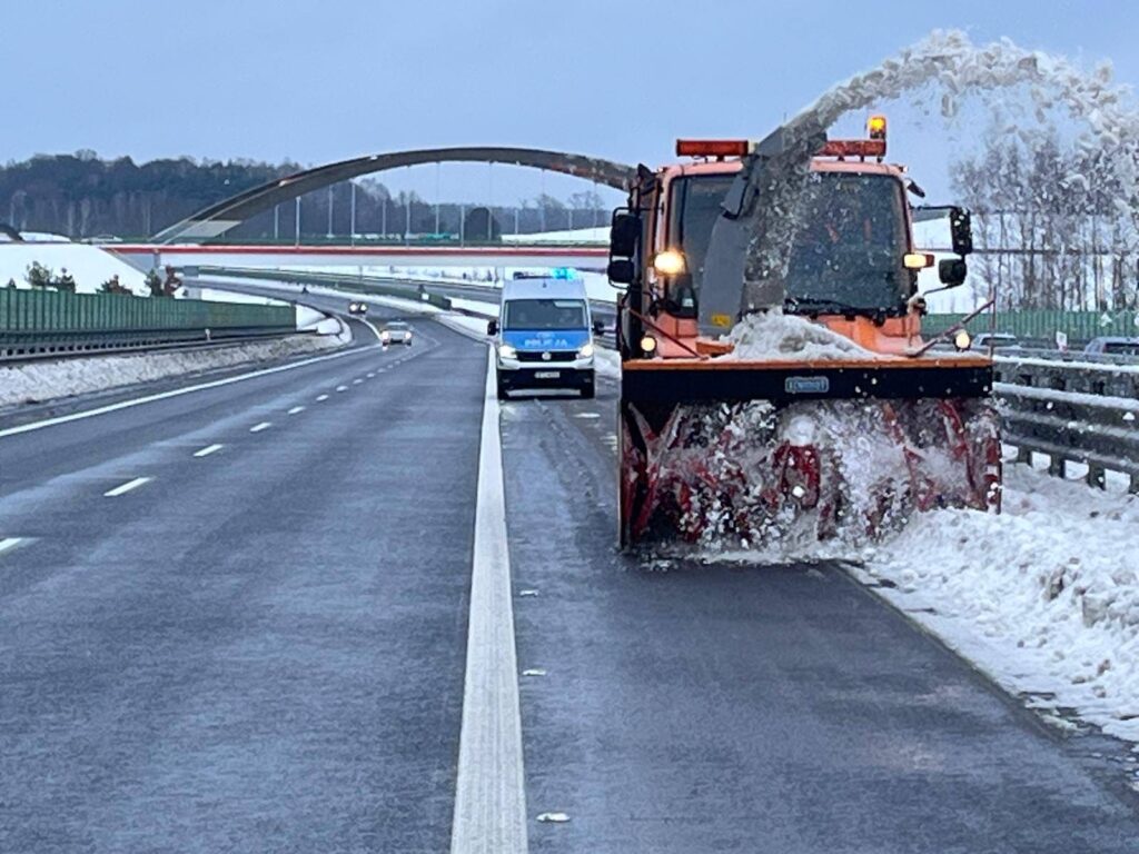 ODŚNIEŻANIE - PRZEBUDZENIE MOCY W STAROSTWIE POWIATOWYM W OSTRÓDZIE 2 Unimog