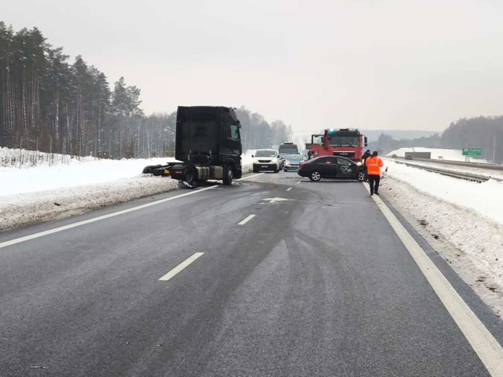 Gołoledź Na Drogach I Chodnikach — Służby Informują O Wypadkach I Kolizjach Na Warmii I Mazurach