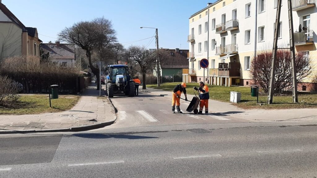 Łatanie dziur w drogach. Miasto wybrało 3. wykonawców 13 Łatanie dziur w drogach. Miasto wybrało 3. wykonawców