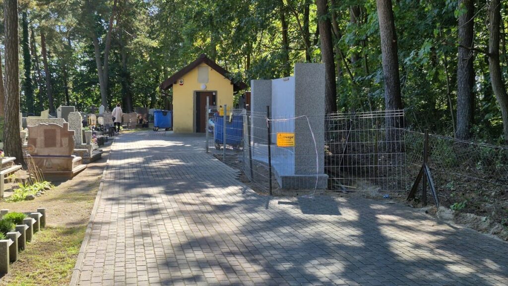 Firma z Ostródy zbuduje 2 kolumbaria na cmentarzu przy Chrobrego 14 Firma z Ostródy zbuduje 2 kolumbaria ma cmentarzu przy Chrobrego