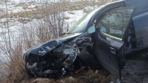 Wypadek w Chojniku. Pijanego kierowcę wycinali strażacy 15 Wypadek W Chojniku. Pijanego Kierowcę Wycinali Strażacy