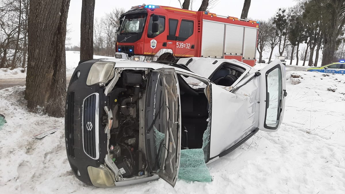 Zdarzenia drogowe w Taborzu. W pojeździe zakleszczeni uczestnicy 1 Zdarzenia Drogowe W Taborzu. W Pojeździe Zakleszczeni Uczestnicy