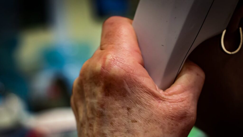 Seniorka oszukana na 50 tysięcy złotych. Chciała szybko zarobić 2 Seniorka Oszukana Na 50 Tysięcy Złotych. Chciała Szybko Zarobić