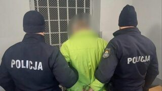 Agresywny konkubent zatrzymany. Rzucił w policjantów krzesełkiem