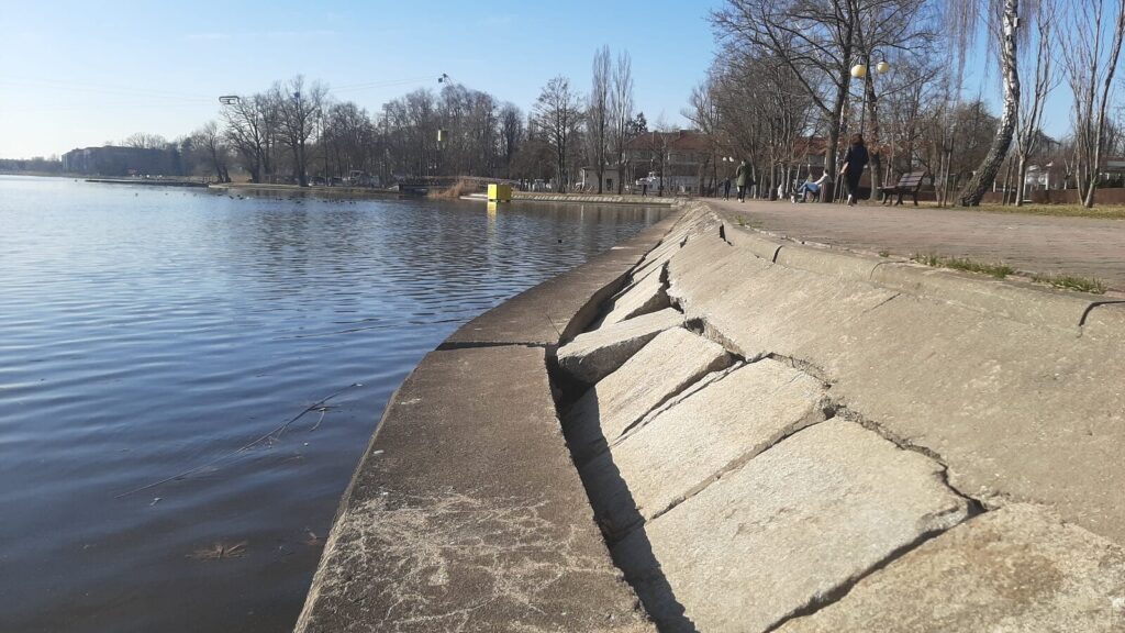 Będzie remont Bulwaru Europejskiego w Ostródzie. Po zimie zapadł się deptak 9 Będzie Remont Bulwaru Europejskiego W Ostródzie. Po Zimie Zapadł Się Deptak