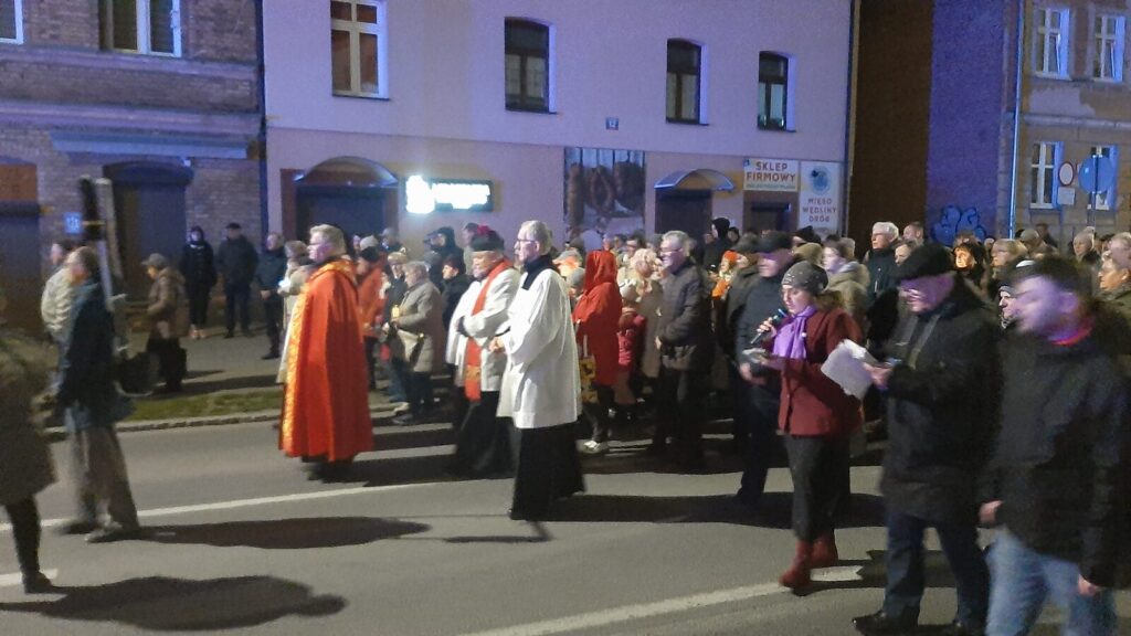 Droga Krzyżowa w Ostródzie — żywa wiara na ulicach miasta 9 Droga Krzyżowa W Ostródzie — Żywa Wiara Na Ulicach Miasta