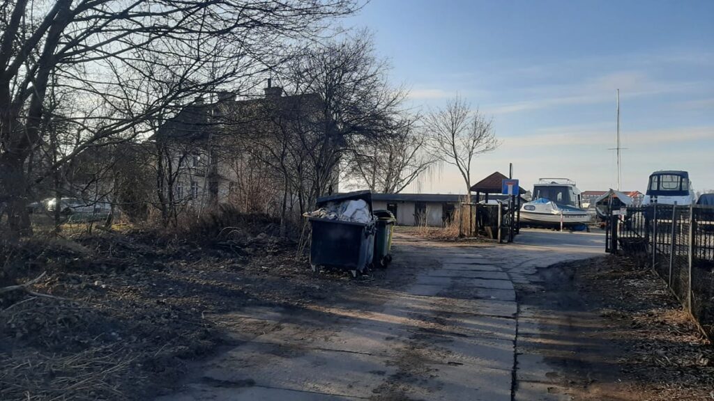 Dzikie wysypisko przy Klubie Żeglarskim uprzątnięte na koszt mieszkańców! 16 Dzikie wysypisko przy Klubie Żeglarskim uprzątnięte na koszt mieszkańców!