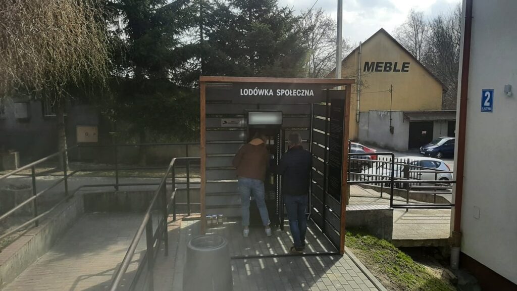 Lodówka Społeczna w Ostródzie już działa. Możemy dawać i brać! 18 Lodówka Społeczna w Ostródzie już działa. Możemy dawać i brać!