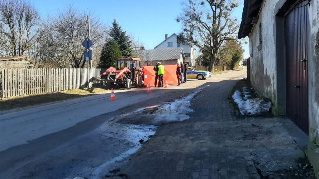 Tragedia w Ostrowinie. Nie żyje mężczyzna przygnieciony przez maszynę rolniczą! 5 Tragedia W Ostrowinie. Nie Żyje Mężczyzna Przygnieciony Przez Maszynę Rolniczą!