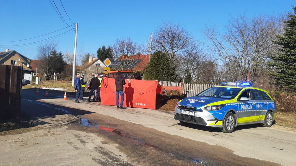 Tragedia w Ostrowinie. Nie żyje mężczyzna przygnieciony przez maszynę rolniczą! 6 Tragedia W Ostrowinie. Nie Żyje Mężczyzna Przygnieciony Przez Maszynę Rolniczą!