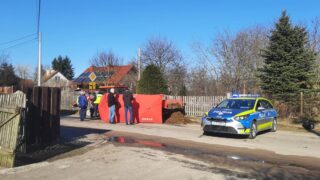 Tragedia w Ostrowinie. Nie żyje mężczyzna przygnieciony przez maszynę rolniczą!