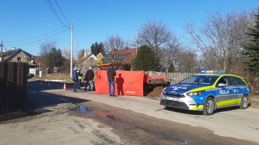 Tragedia w Ostrowinie. Nie żyje mężczyzna przygnieciony przez maszynę rolniczą! 2 Tragedia W Ostrowinie. Nie Żyje Mężczyzna Przygnieciony Przez Maszynę Rolniczą!