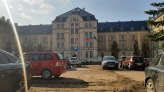Wstrzymany remont parkingu przed starostwem? Wyjaśniamy!