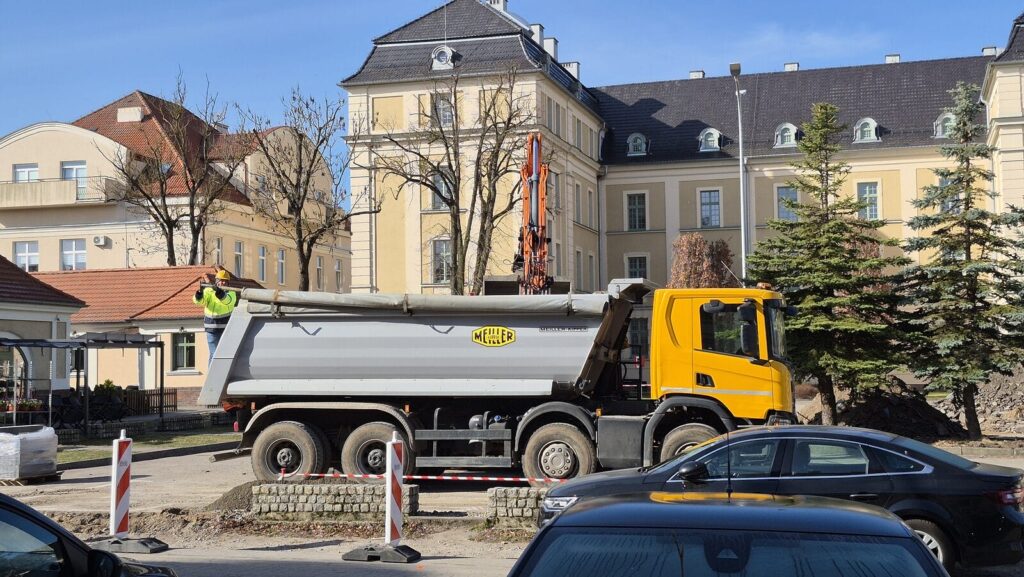 Starosta odwołuje imprezę. Ruszył remont parkingu 3 Starosta Odwołuje Imprezę. Ruszył Remont Parkingu