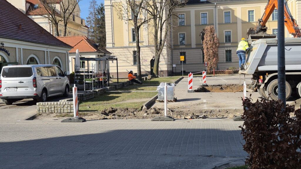 Starosta odwołuje imprezę. Ruszył remont parkingu 4 Starosta Odwołuje Imprezę. Ruszył Remont Parkingu