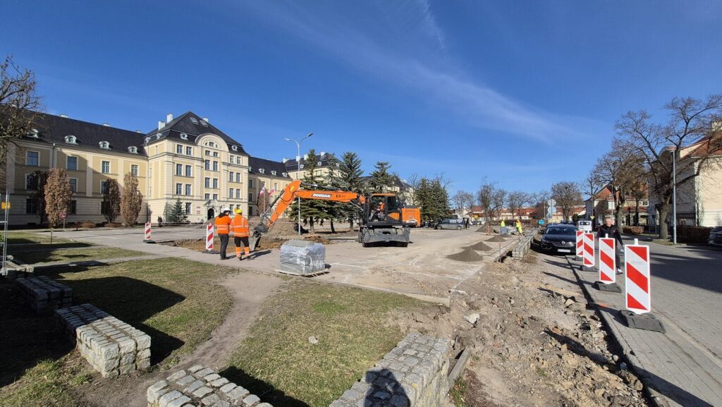 Starosta odwołuje imprezę. Ruszył remont parkingu 6 Starosta Odwołuje Imprezę. Ruszył Remont Parkingu