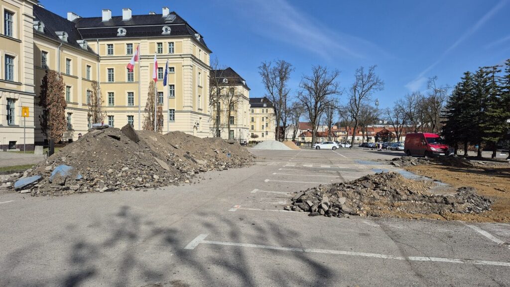 Starosta odwołuje imprezę. Ruszył remont parkingu 8 Starosta Odwołuje Imprezę. Ruszył Remont Parkingu