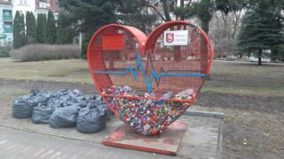 Zbiórka plastikowych nakrętek w powiecie ostródzkim — system kaucyjny zatrzymał pomoc