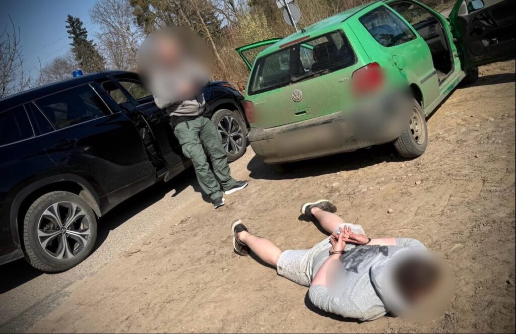 Policyjny Pościg Za Kierowcą Volkswagena. Powodem Ucieczki Narkotyki I Sądowy Zakaz Kierowania. 