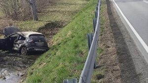 Samochód w rowie. Zdarzenie na trasie Morąg-Małdyty 52 Samochód W Rowie. Zdarzenie Na Trasie Morąg-Małdyty