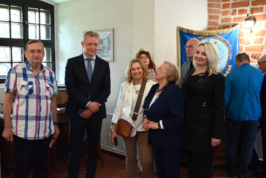 Izba Pamięci Zdzisława Krzyszkowiaka Zlikwidowana — Pamiątki Wylądowały W Kartonie!