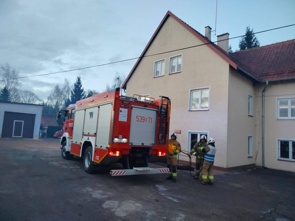 Zapaliła się sadza w kominie w Urzędzie Gminy Małdyty 3 Zapaliła Się Sadza W Kominie W Urzędzie Gminy Małdyty