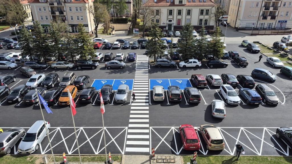 Zakończył się remont parkingu przed Starostwem Powiatowym w Ostródzie 23 Zakończył się remont parkingu przed Starostwem Powiatowym w Ostródzie