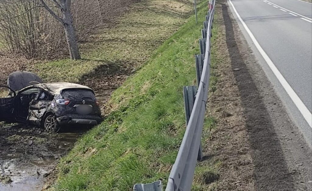 Samochód W Rowie. Zdarzenie Na Trasie Morąg-Małdyty