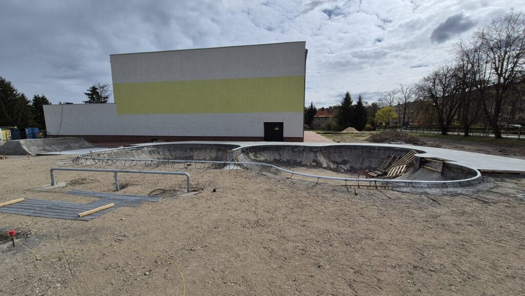 Skate park w Ostródzie będzie z opóźnieniem — ruszyło lanie betonu 4 Skate Park W Ostródzie Będzie Z Opóźnieniem - Ruszyło Lanie Betonu
