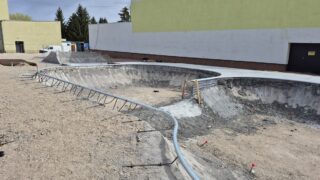 Skate park w Ostródzie będzie z opóźnieniem — ruszyło lanie betonu