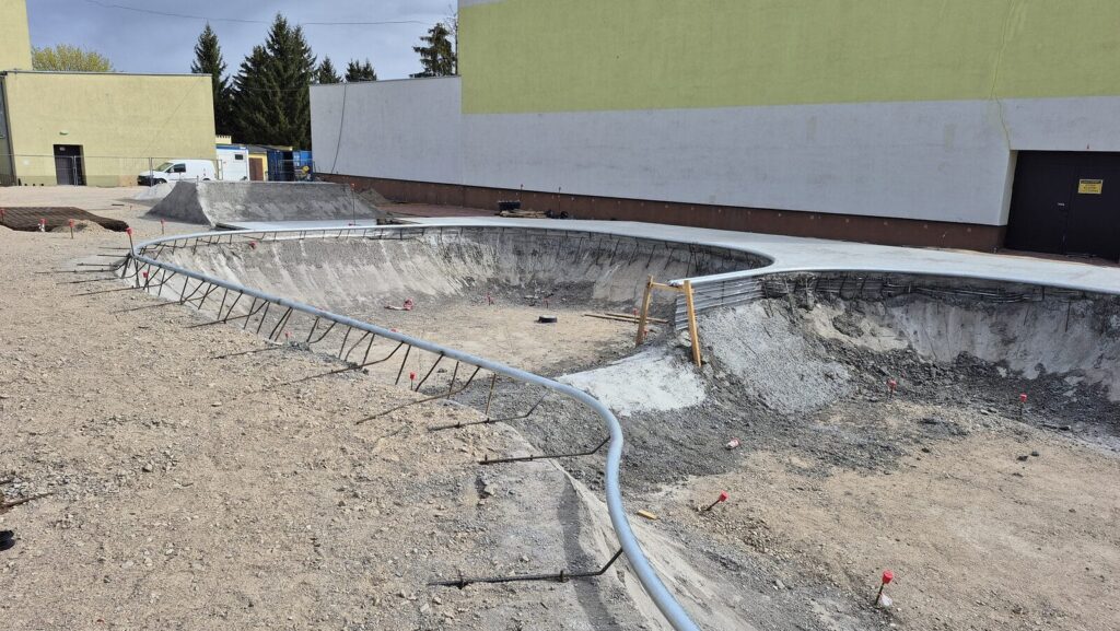 Skate park w Ostródzie będzie z opóźnieniem — ruszyło lanie betonu 2 Skate Park W Ostródzie Będzie Z Opóźnieniem - Ruszyło Lanie Betonu