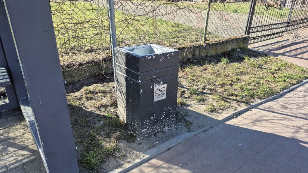 Kosze na śmieci w Ostródzie nie wytrzymały nawet jednego sezonu 5 Kosze Na Śmieci W Ostródzie Nie Wytrzymały Nawet Jednego Sezonu