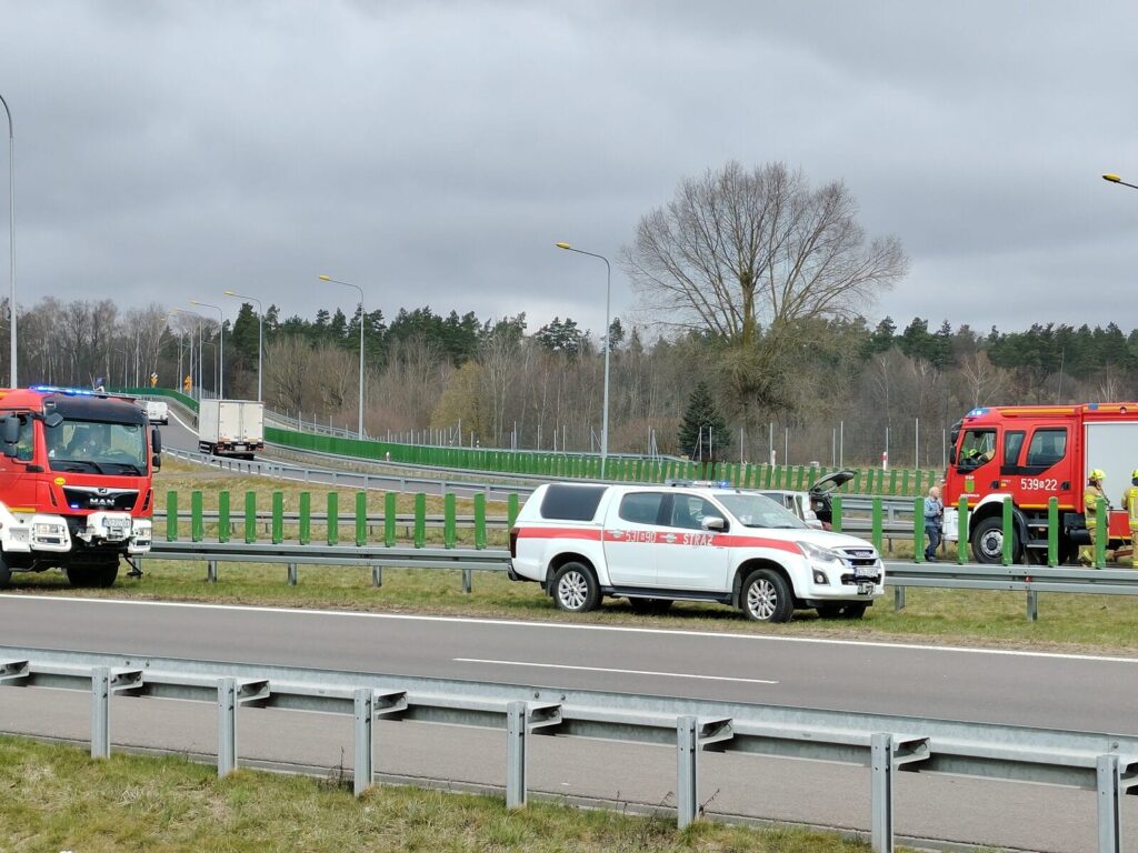 Zdarzenie drogowe na S7 w Rychnowie — dachował samochód osobowy! 3 Zdarzenie Drogowe Na S7 W Rychnowie