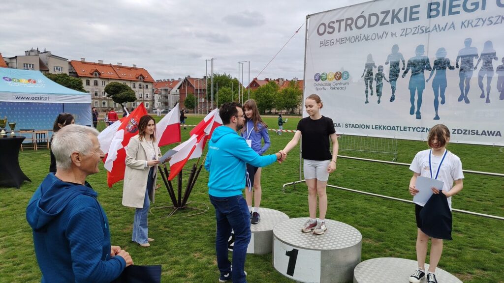 Ostródzkie biegi uliczne — Trójka wygrywa rywalizację szkół 11 Ostródzkie Biegi Uliczne — Trójka Wygrywa Rywalizację Szkół