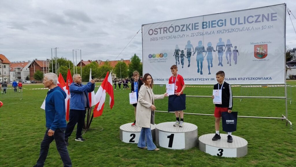 Ostródzkie biegi uliczne — Trójka wygrywa rywalizację szkół 13 Ostródzkie Biegi Uliczne — Trójka Wygrywa Rywalizację Szkół