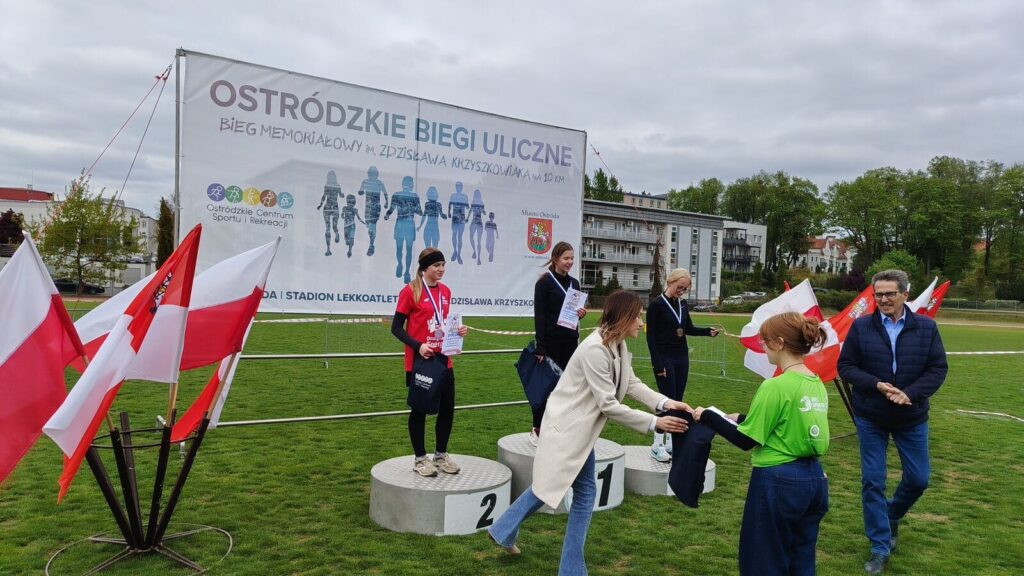 Ostródzkie biegi uliczne — Trójka wygrywa rywalizację szkół 21 Ostródzkie Biegi Uliczne — Trójka Wygrywa Rywalizację Szkół