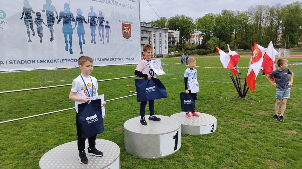 Ostródzkie biegi uliczne — Trójka wygrywa rywalizację szkół 5 Ostródzkie Biegi Uliczne — Trójka Wygrywa Rywalizację Szkół