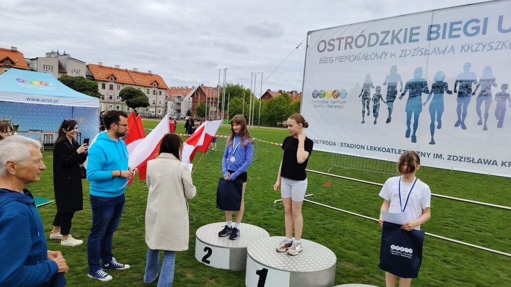 Ostródzkie biegi uliczne — Trójka wygrywa rywalizację szkół 10 Ostródzkie Biegi Uliczne — Trójka Wygrywa Rywalizację Szkół