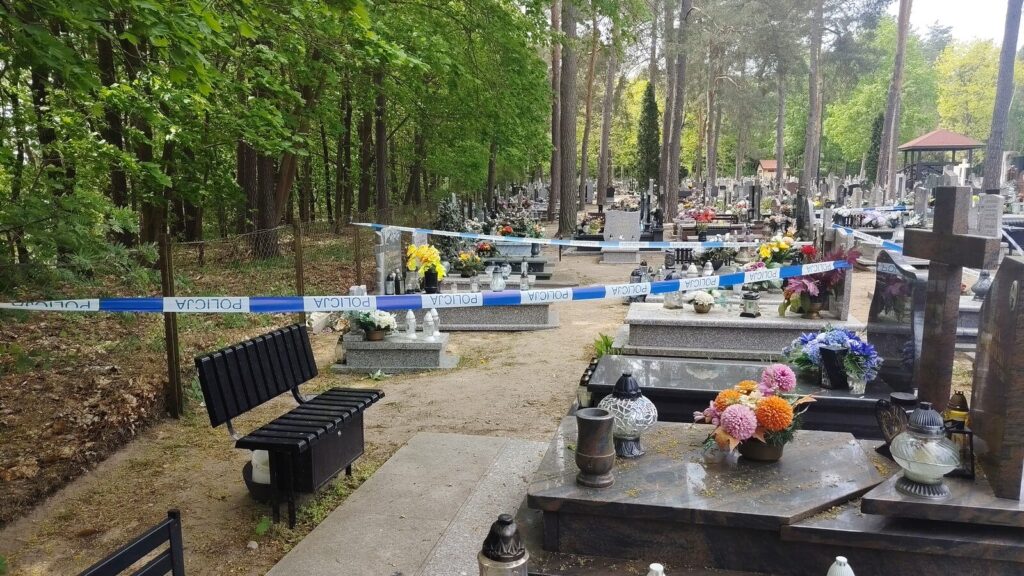 Kradzież na cmentarzu przy ulicy Chrobrego w Ostródzie 2 Kradzież Na Cmentarzu Przy Ulicy Chrobrego W Ostródzie