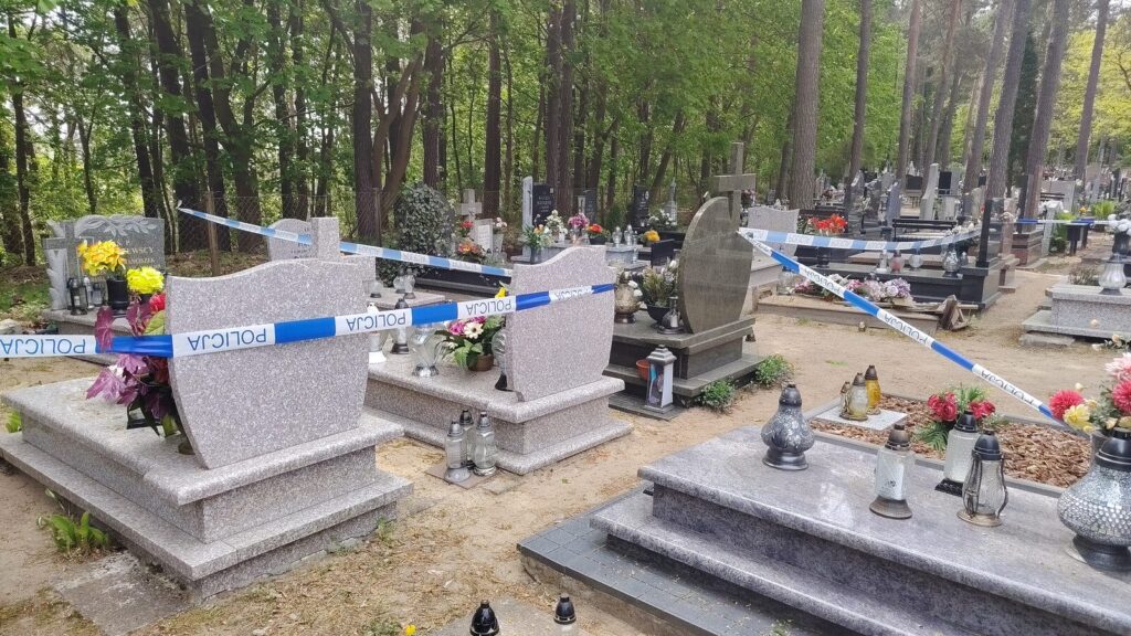 Kradzież na cmentarzu przy ulicy Chrobrego w Ostródzie 3 Kradzież Na Cmentarzu Przy Ulicy Chrobrego W Ostródzie
