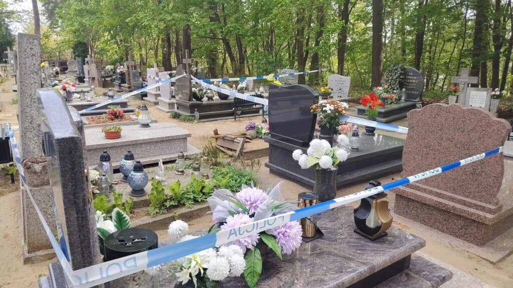 Kradzież na cmentarzu przy ulicy Chrobrego w Ostródzie 4 Kradzież Na Cmentarzu Przy Ulicy Chrobrego W Ostródzie